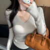 White V-neck shoulder brushed long-sleeved T-shirt women's 2025 Spring and Autumn New Pure Desire Slim Slim Undershirt Top - 图片 2